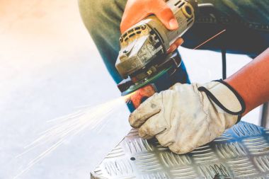 Alt kullanarak açı değirmeni fabrika ve kıvılcım atma.