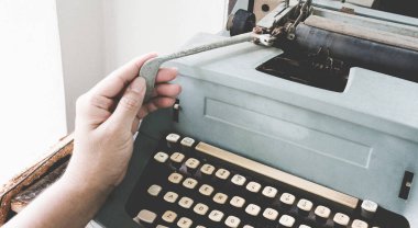 Adamın Asya el yazım vintage retro daktilo makinesi iş yazar ofis masasında.