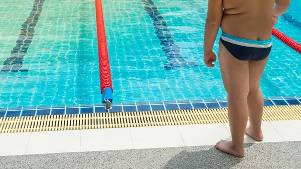 Mignon petit garçon étudiant prêt à nager exercice pour perdre du poids pour la santé . — Photo