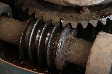 Paslı eski vintage spur gear ve sonsuz Dişli transmisyon arka plan için yakın çekim.