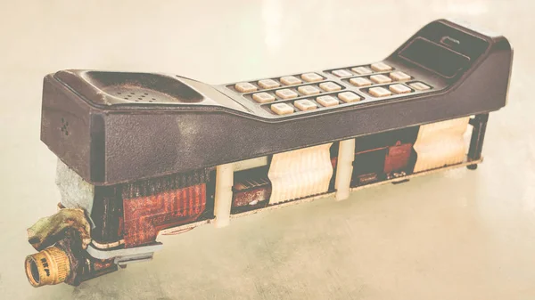 1g veya eski tablo 2g ile hücresel cep telefonu ilk nesil tarzı vintage sesi stil ile.