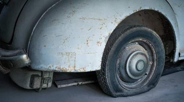 Dünya Savaşı'ikinci dönem kullanılan eski eski model araba arka tekerlek. — Stok fotoğraf