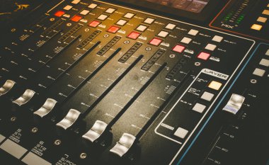 Ses teknisyeni ses karıştırıcısı ekolayzer denetimi arka planı için