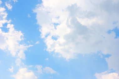 Uçsuz bucaksız mavi gökyüzü ve bulutlar manzara manzarasında gökyüzü. Temiz mavi gökyüzünde beyaz kabarık bulutlar.