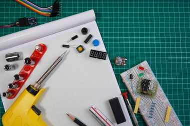 DIY robot mühendisi elektronik kit arka plan, mikroişlemci ve çeşitli sensör ve boşaltmak araçlarla yapılan DIY Robot mühendisi ayarla.