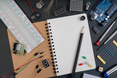 Kök veya DIY Elektronik Kit, yürüyen robot yarışması fikirler izlemeyi satır. DIY Robot mühendisi mikroişlemci ve çeşitli sensör ve araçları temel alınarak yapılmış. Robot Meclisi yakın çekim