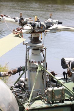 Kapatın. Helikopterin motor parçalarının ikinci dünya savaşı. İkinci Dünya Savaşı 'ndaki eski helikopterin gövdesi, rotatörü ve motoru eksik..