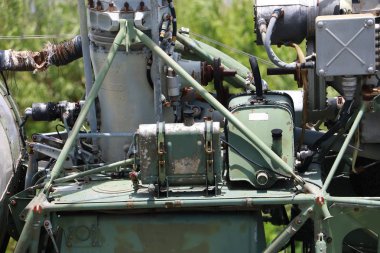 Kapatın. Helikopterin motor parçalarının ikinci dünya savaşı. İkinci Dünya Savaşı 'ndaki eski helikopterin gövdesi, rotatörü ve motoru eksik..