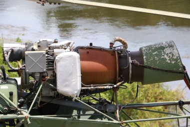 Kapatın. Helikopterin motor parçalarının ikinci dünya savaşı. İkinci Dünya Savaşı 'ndaki eski helikopterin gövdesi, rotatörü ve motoru eksik..
