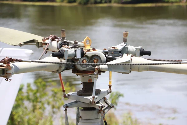 Kapatın. Helikopterin motor parçalarının ikinci dünya savaşı. İkinci Dünya Savaşı 'ndaki eski helikopterin gövdesi, rotatörü ve motoru eksik..