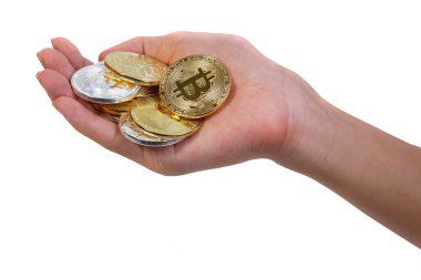 Bir elinde altın Bitcoin ve gümüş Bitcoin tutan genç bir adam. Bitcoin 'i beyaz arkaplanda izole edilmiş bir şekilde açık elle kapat.
