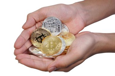 Altın Bitcoin ve gümüş Bitcoin 'i iki elinde tutan genç adam. Bitcoin 'i beyaz arkaplanda izole edilmiş bir şekilde açık elle kapat.
