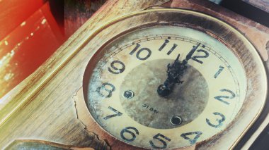 Eski, antika saat yüzlü, saat elli, kin dolu saat yüzlü birini kapat. Arkaplan için eski saat.