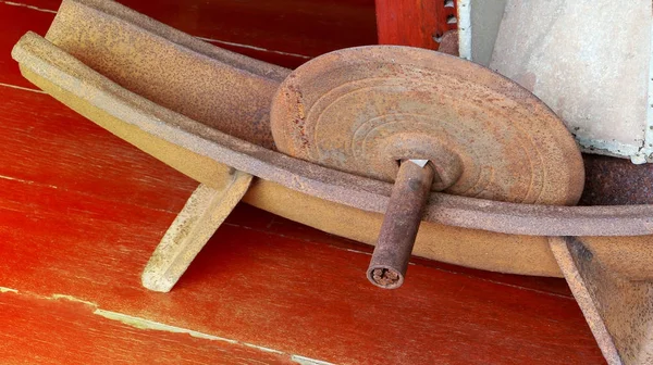Εργαλείο Λείανσης Μύλο Αρχαιοκαπηλών Τροχός Λείανσης Σιδήρου Ξύλινες Λαβές Για — Φωτογραφία Αρχείου