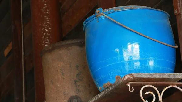 Raflarda Eski Moda Zine Pişirme Kabının Maviliği Mavi Antika Zine — Stok fotoğraf