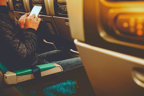 Mano Del Hombre Sosteniendo Teléfono Inteligente Bordo Para Charlar Planear — Foto de Stock