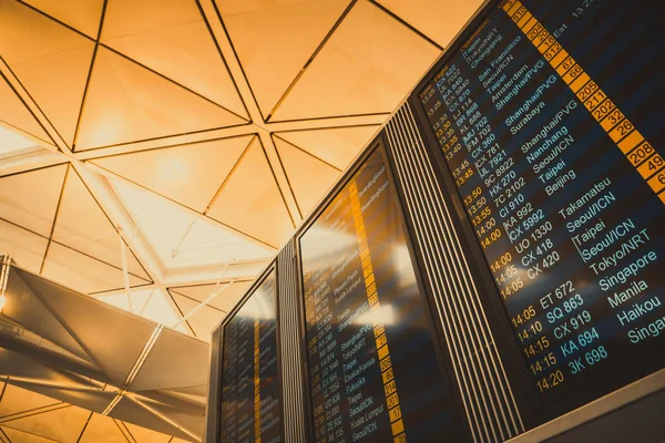 Las Salidas Monitorean Panel Visualización Terminal Del Aeropuerto Internacional Que — Foto de Stock