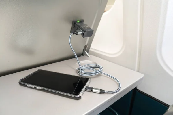 Пассажир Самолете Используя Зарядное Устройство Зарядки Смартфона Время Полета Зарядная — стоковое фото