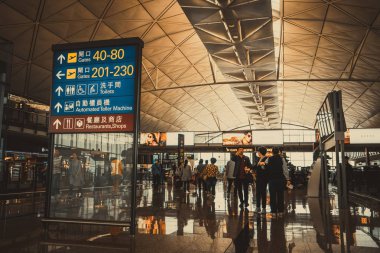 Hong Kong - 12 Kasım 2017 Hong Kong Uluslararası Havalimanı 'ndaki yolcu ya da yolcu için Hong Kong Havaalanı' ndaki ana havaalanı, bilgi panosu ışık kutusu, biniş kapısı yönü.