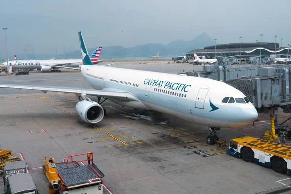 HONG KONG - 12 Kasım 2017: Arka planda American Airlines ve Cathay Pacific Airlines ile birlikte Hong Kong Uluslararası Havaalanı 'nda uçuş öncesi uçuş hizmeti vermektedir..