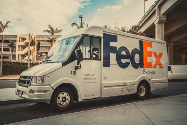 Los Angeles, Usa 12, 2017: caddedeki Fedex arabaları. Los Angeles Uluslararası Havaalanı 'nda park halindeki bir Fedex Express kamyonu..