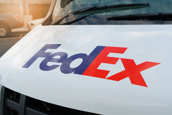Лос-Анджелес, США 12, 2017: Автомобили FedEx на улице. Припаркованный грузовик FedEx Express в международном аэропорту Лос-Анджелеса
.