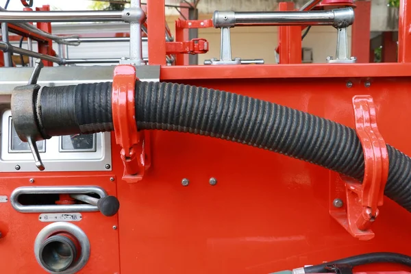 Yangın Hortumu Konnektörü Itfaiye Aracında Tfaiyeci Itfaiye Hortumları Kırmızı Gümüş — Stok fotoğraf