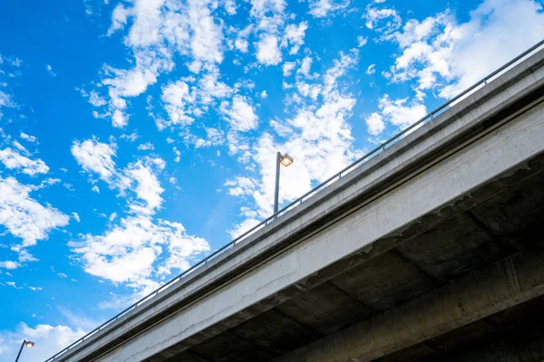 Черв Ячний Вид Експресивний Шлях Або Міст Красивим Ясним Блакитним — стокове фото