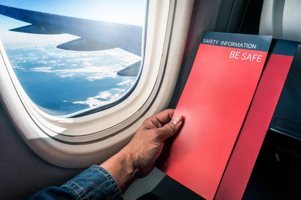 Азиатский Мужчина Читает Инструкции Безопасности Полетов Борту Карточки Полета Пустые — стоковое фото