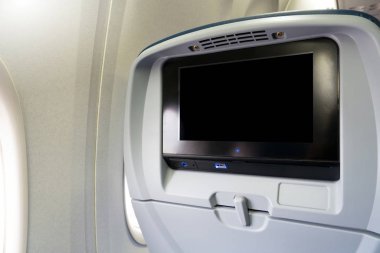 LCD 'yi kapatın ve eğlence için uçak teknolojisinin arka koltuğunu izleyin. Yolcu eğlencesi için ekran monitörü olan uçak koltukları..