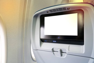 LCD 'yi kapatın ve eğlence için uçak teknolojisinin arka koltuğunu izleyin. Yolcu eğlencesi için ekran monitörü olan uçak koltukları..