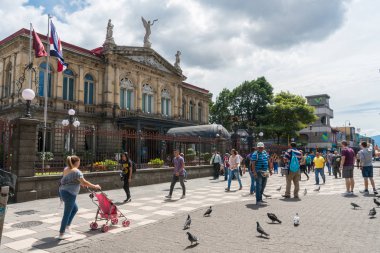 San Jose, Kosta Rika - 12 Kasım 2017 'de San Jose' deki ünlü Kosta Rika Ulusal Tiyatrosu 'nun önündeki meydanın 12 Kasım öğleden sonra sahnesi.