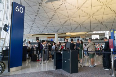 Hong Kong - 12 Kasım 2017: Yolcu ve gezgin Hong Kong Uluslararası Havaalanı yolcu kapısında yolcu bekliyor.