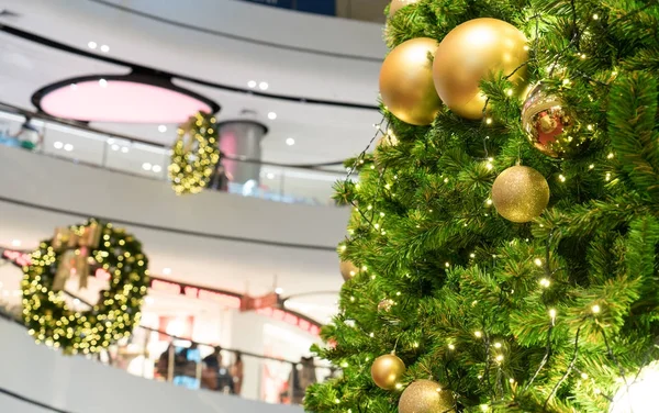 Schöne Christbaumschmuck Einkaufszentrum Hintergrund Für Heiligabend Riesen Weihnachtsbaum Einkaufszentrum Mit — Stockfoto