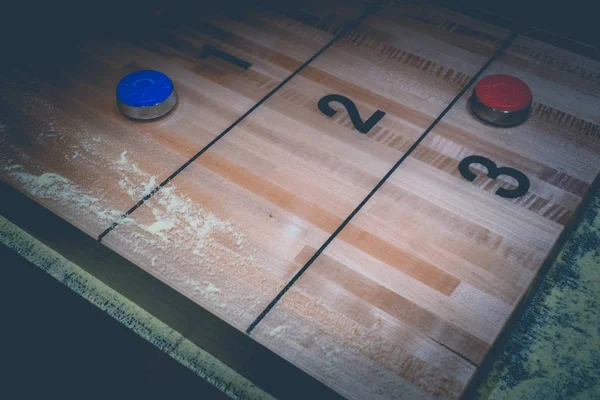 Vintage Gioco Tavolo Shuffle Con Disco Rosso Blu Tavolo Legno — Foto Stock