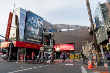 Los Angeles, California, Usa 12, 2017: Madame Tussauds ve Hollywood Bulvarı, Bulvar, Los Angeles, Kaliforniya 'da alışveriş merkezi ve gezgin. Usa.