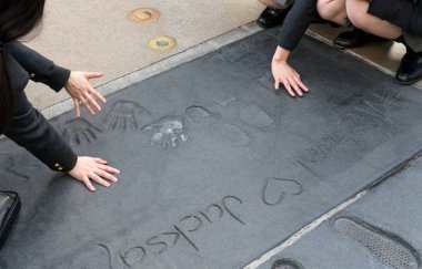 Los Angeles, Kaliforniya, Usa 12, 2017: Bir grup gezgin, Holywood, Los Angeles, Kaliforniya Usa 'daki Graumans Çin Tiyatrosu' nda Pop Kralı Michael Jackson 'ın el izini sürdü.