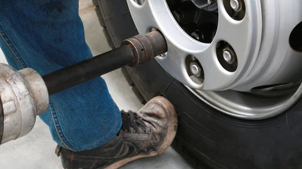 Hombre Asiático Machanic Cambiando Una Rueda Camión Coche Taller Mecánica — Foto de Stock