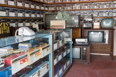 Bangkok, Tayland - 14 Ocak 2018: Bang Yai Nonthaburi, Tayland 'daki antika mağazalarında eski farklı antika radyolar, televizyon ve elektronik eşyalar.