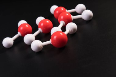 Molekül suyu bilimsel elementlerinin kimya modeli atomu. Siyah zemin üzerinde entegre hidrojen ve oksijen atomu. Eğitim için kimya kavramsal plastik modeli.