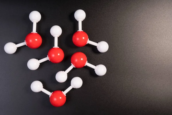 分子水科学元素化学模型原子 黑色背景上的氢原子和氧原子结合在一起 化学概念教育模型 — 图库照片