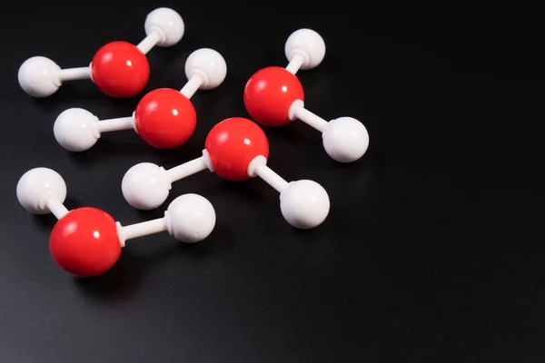 分子水科学元素化学模型原子 黑色背景上的氢原子和氧原子结合在一起 化学概念教育模型 — 图库照片