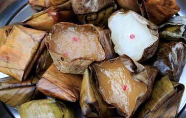 Çin tatlısı Çin 'de yeni yılı kutlamak için muz yaprağı sepetinde tatlı buğuladı. Çin usulü buğulanmış tatlı keki..
