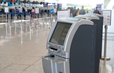 Hong Kong, Çin - 19 Mart 2018: Hong Kong Uluslararası Havaalanı 'ndaki Terminal 1' de yolcu ve gezginler için otomatik servis gişeleri.