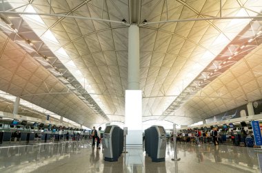 Hong Kong, Çin - 19 Mart 2018: Hong Kong Uluslararası Havaalanı 'nın iç kesimi, öğleden sonra 1 numaralı terminaldeki yolcu ve yolcuların kayıt alanındaki otomatik servis gişeleri..