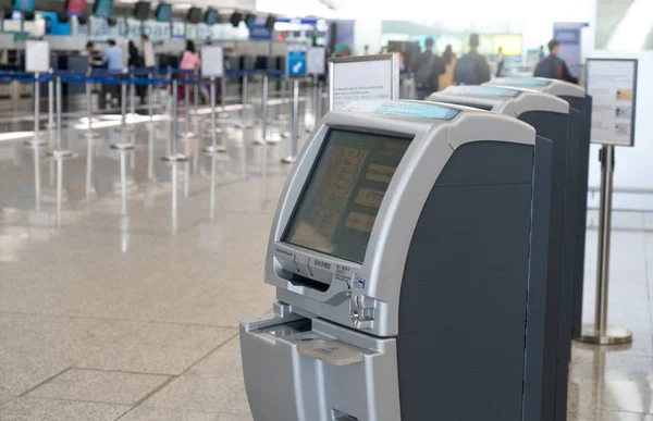 3月19 2018 午後に香港国際空港のターミナル1での旅客および旅行者のためのセルフサービスのチェックインキオスク — ストック写真