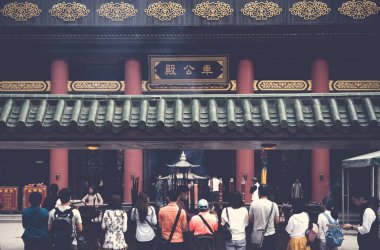 Hong Kong, Çin - 19 Mart 2018: Che Kung taoist tapınağındaki yerli halk ve gezgin. Che Kung Tapınağı, Hong Kong 'un başkenti Sha Tin' de popüler bir turistik merkezdir..