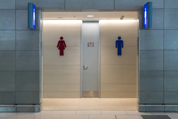 Vista Frontal Del Baño Público Inodoro Con Letreros Hombre Mujer — Foto de Stock