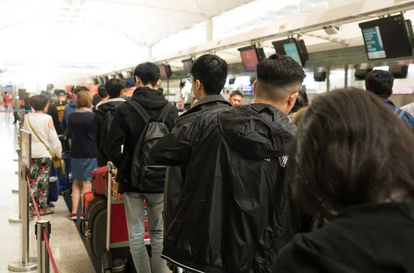 Grupo Pasajeros Fila Esperar Que Cheque Servicio Contador Aerolíneas Grupo — Foto de Stock