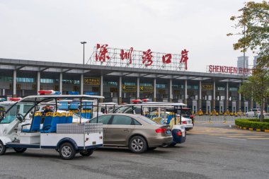 Shenzhen, Çin - 18 Mart 2018: Çin gümrük kontrol noktası araç, otobüs ve yolcuların Shenzhen Körfezi Limanı, Çin.